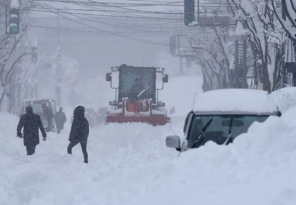 Японыг нөмөрсөн түүхэн их цас: 35 хүн амиа алдаж, улс даяар дэд бүтэц саатав