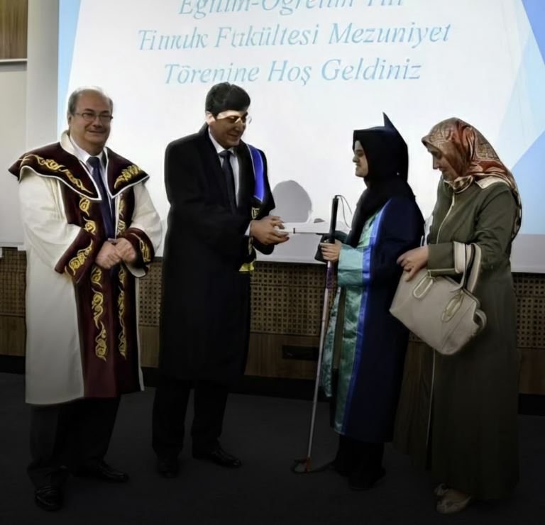 Охнидоо дөрвөн жилийн турш ном лекц бүрийг уншиж өгсөн ээж охынихоо хамт хуулийн зэрэг хүртжээ