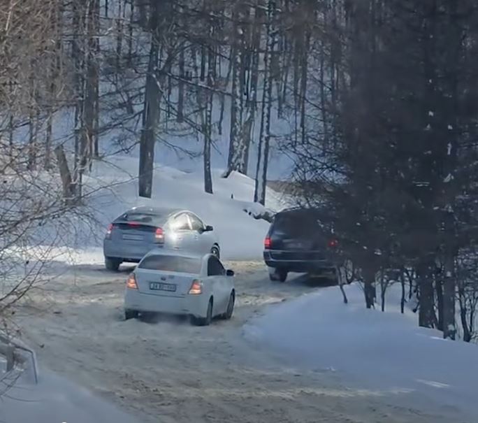 Даваан дээр гацсан түргэний машин болон иргэдэд залуус сайн дураараа тусалжээ.